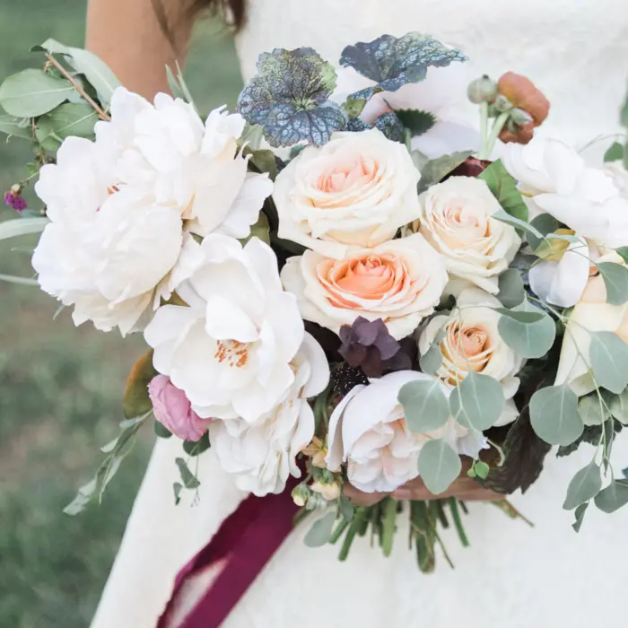 Composition et livraison de bouquets blancs disponibles en 3 tailles.